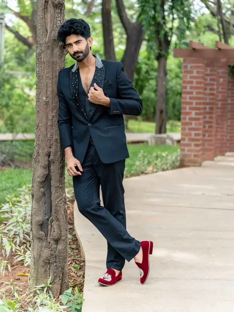 Black Floral Embroidery Rayon Men's Suit 1