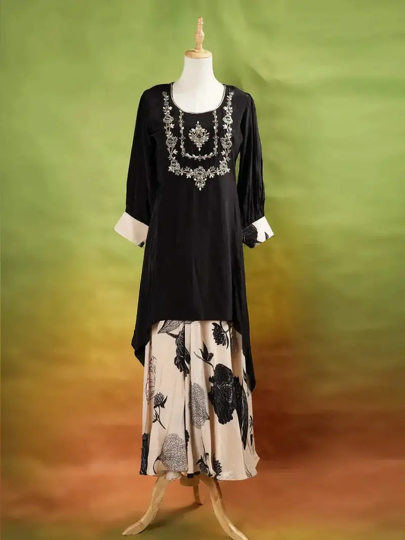 Black Palazzo Suit Adorned With Floral Embroidery Without Dupatta And 3/4 Sleeve 1