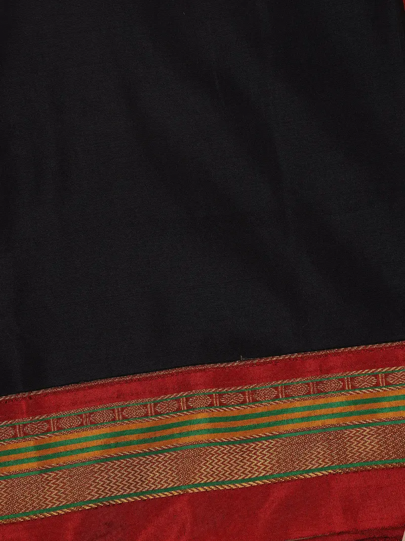 Black Solid Design Semi Silk Cotton Saree With Contrast Border 2