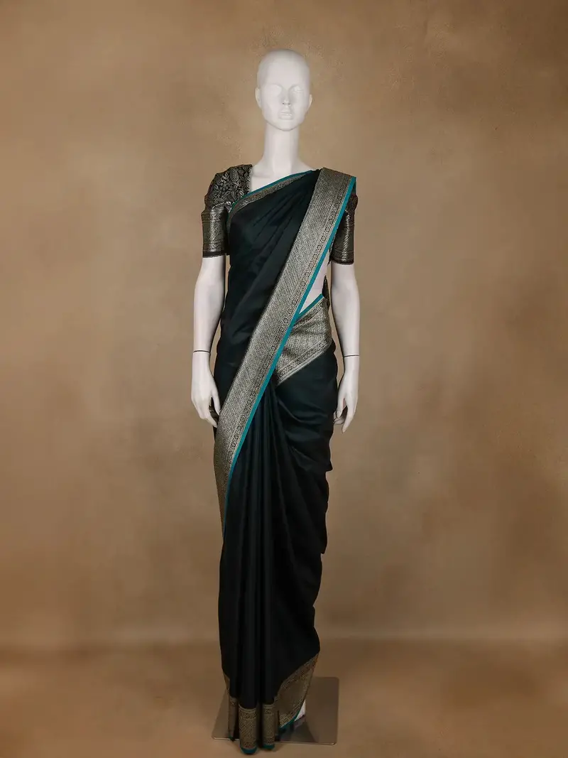 Deep Green Solid Designed Woven Banarasi Silk Saree 1