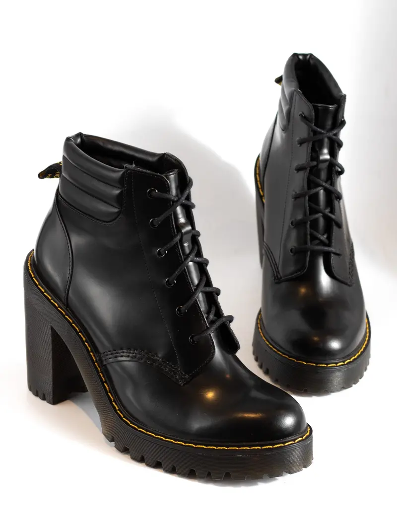 Dr. Martens Averil Black Smooth 1
