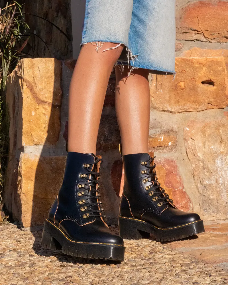 Dr. Martens Leona Black Smooth 7