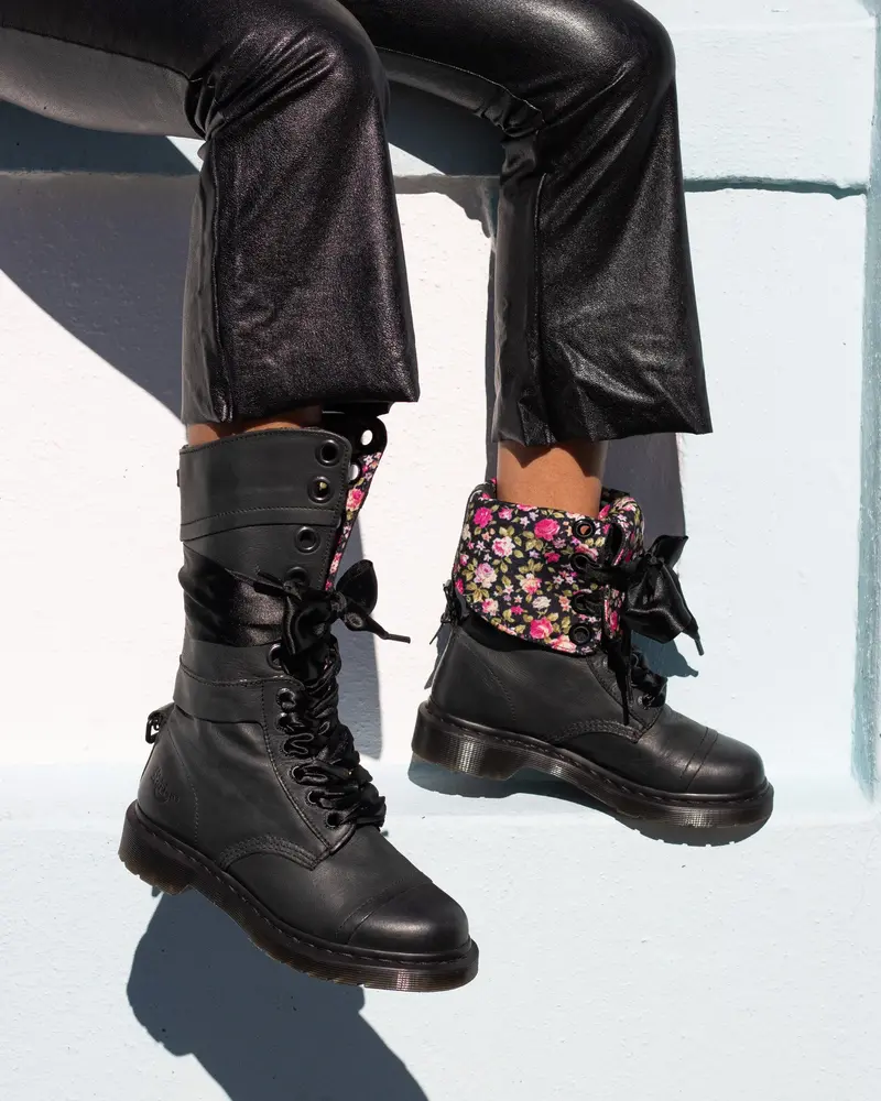 Dr. Martens Triumph Black Mirage Floral 1