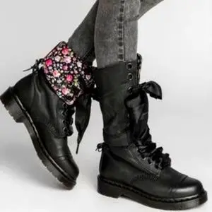 Dr. Martens Triumph Black Mirage Floral 2