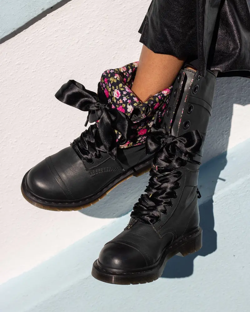 Dr. Martens Triumph Black Mirage Floral 3