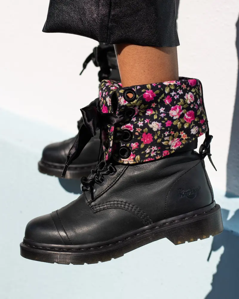 Dr. Martens Triumph Black Mirage Floral 5