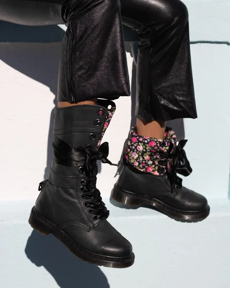Dr. Martens Triumph Black Mirage Floral 6