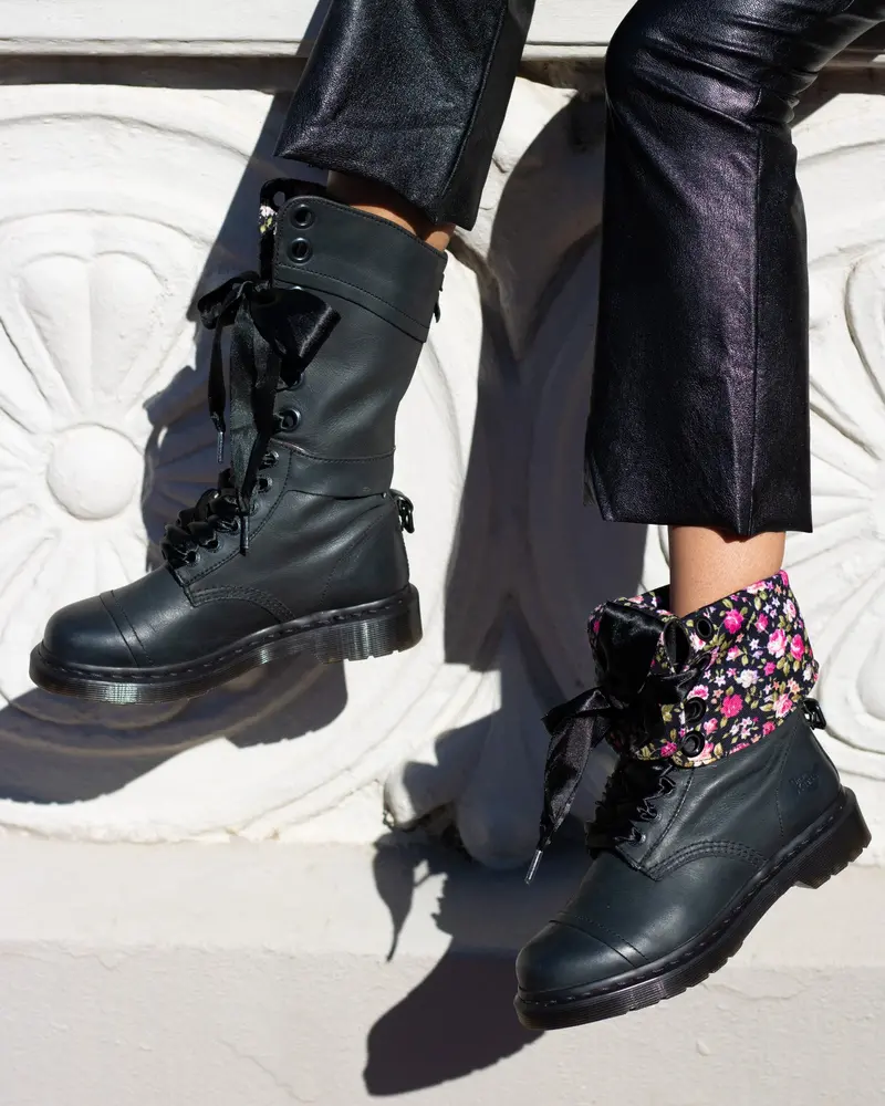 Dr. Martens Triumph Black Mirage Floral 7