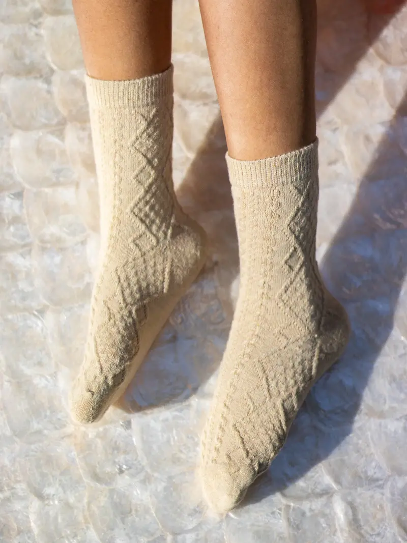 Embossed Aztec Beige Cable 1