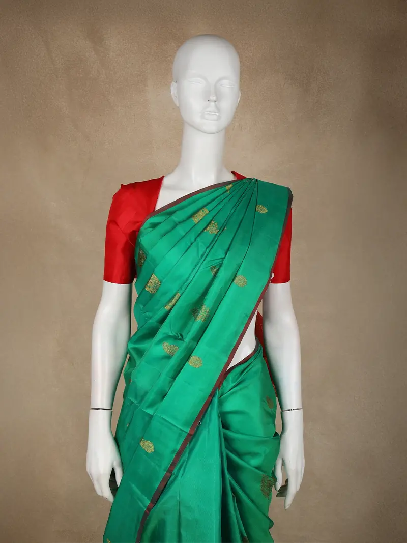 Emerald Green Floral Butta Woven Design Pure Kanchipuram Silk Saree With Contrast Blouse 2