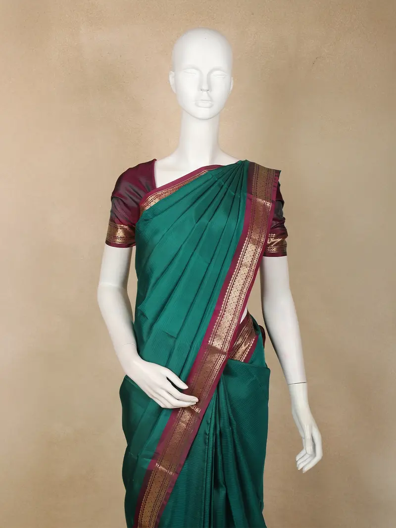 Emerald Green Solid Design Kanchipuram Silk Saree With Contrast Maroon Zari Border 2