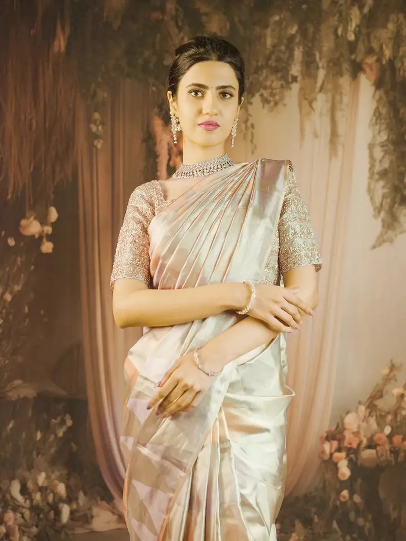 Gold Abstract Design Pure Kanchipuram Silk Bridal Saree 2