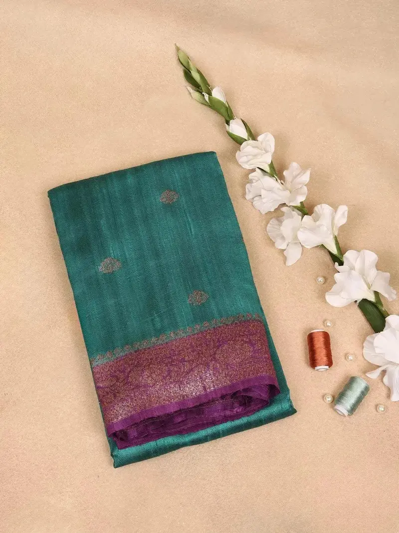 Green Banarasi Saree With Flower Motif On The Body With Contrast Zari Border 1