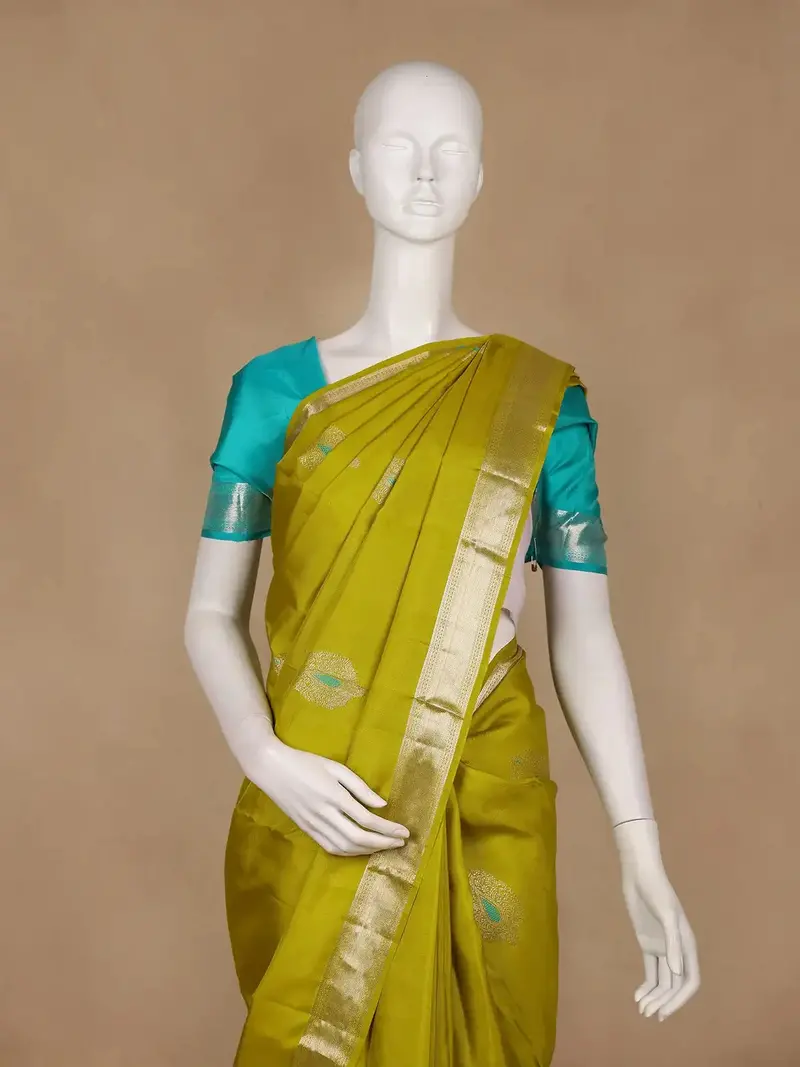 Green Paisley Design Woven Pure Kanchipuram Silk Saree 2