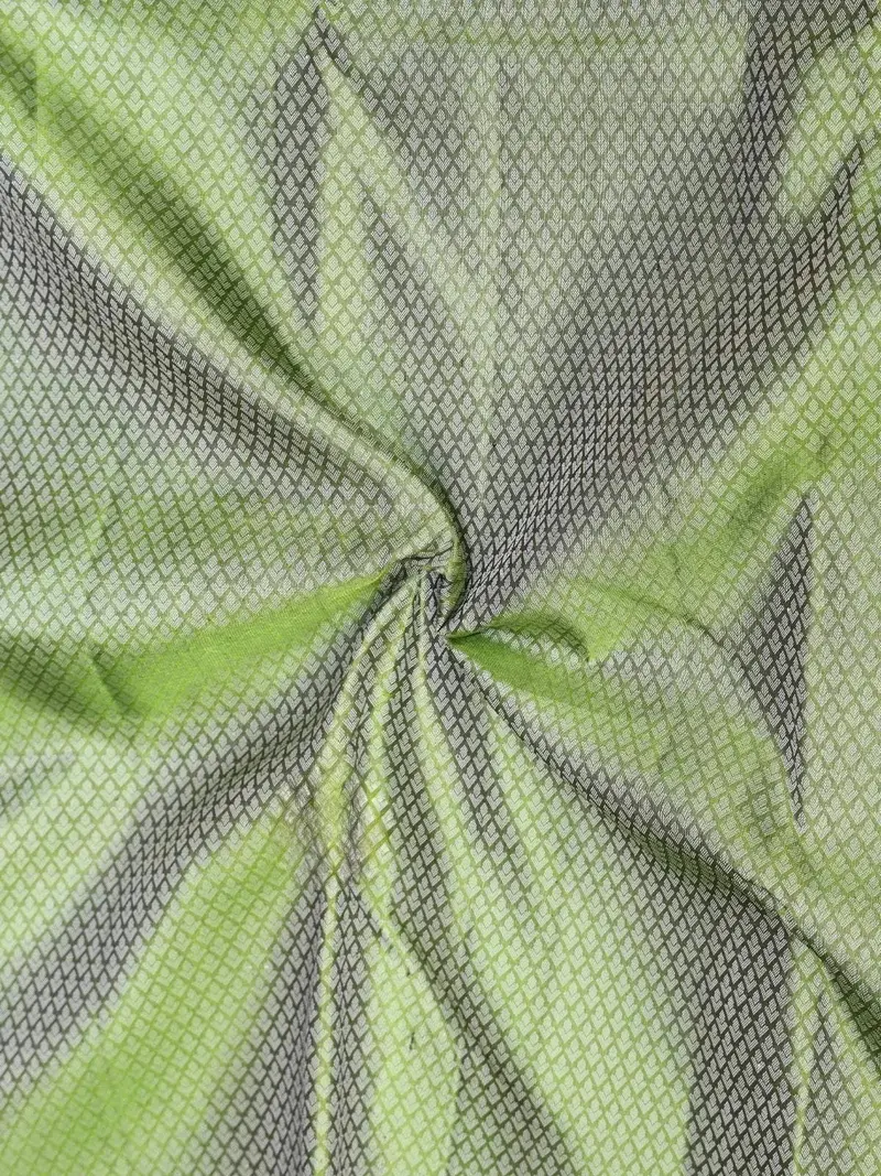 Green Pure Kanchipuram Bridal Silk Saree With Leaf Jacquard Design On The Body With Contrast Border 2
