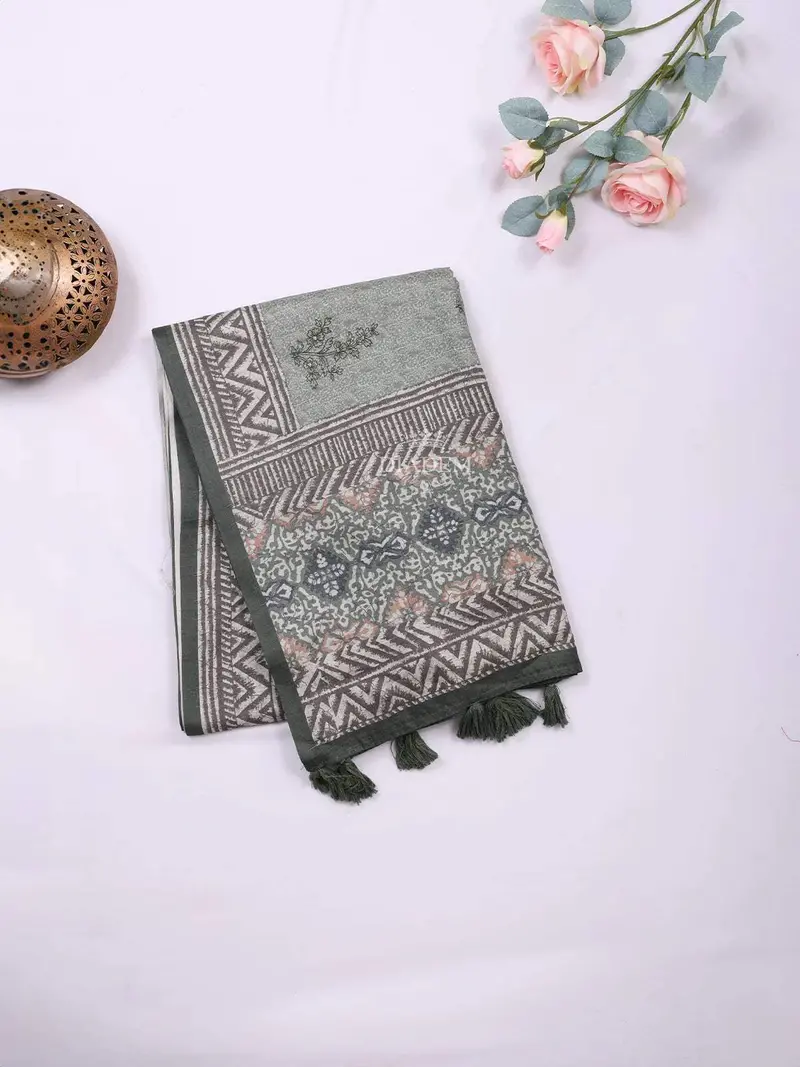Green Semi Tussar Silk Saree With Floral Design On The Body Without Border 2