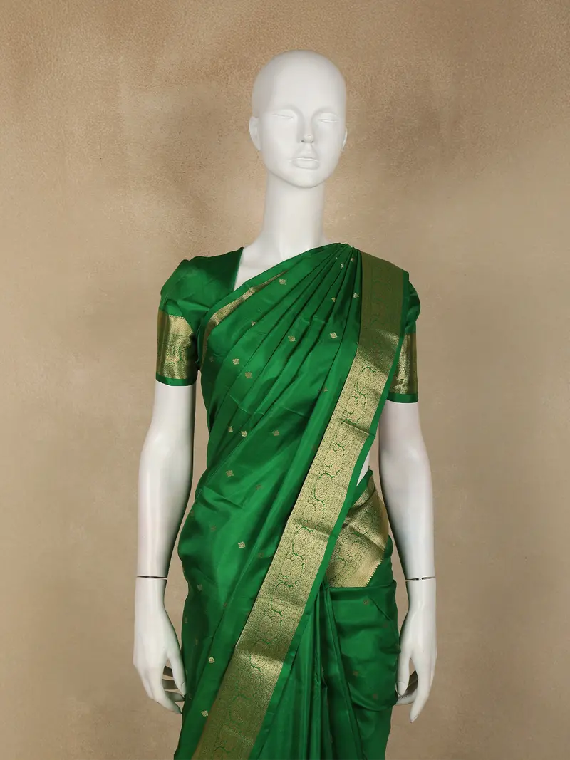 Green Small Butta Woven Kanchipuram Silk Saree With Zari Border 2