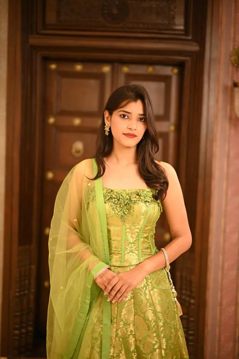 Leaf Green Floral Zari Woven Design Banarasi Silk Bridesmaid Lehenga With Dupatta 2