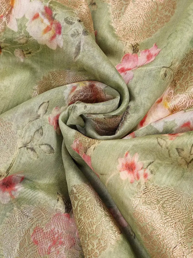 Light Green Banarasi Saree With Flower Design On The Body With Contrast Border 2