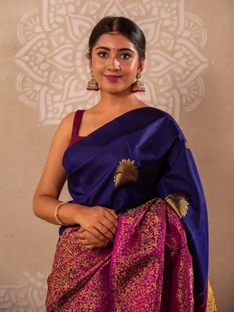 Navy Blue Floral Woven Pure Kanchipuram Silk Saree 1