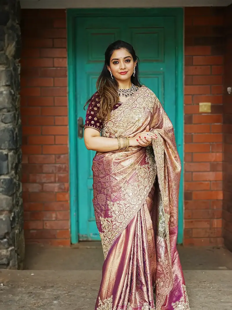 Onion Pink Floral Design Banarasi Silk Saree 1