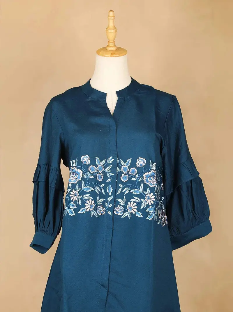 Peacock Blue Salwar Suit Adorned With Flower Embroidery Design, With Closed Collar And 3/4 Sleeve 2