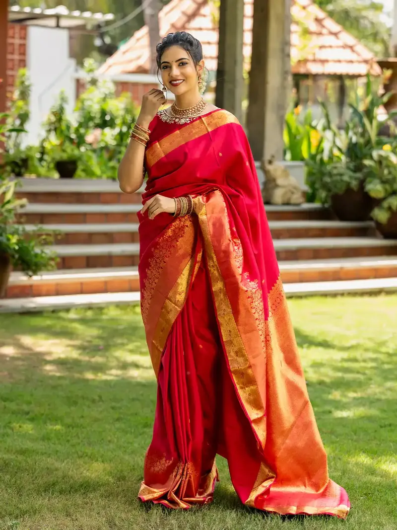 Red Floral Woven Pure Kanchipuram Silk Saree 1