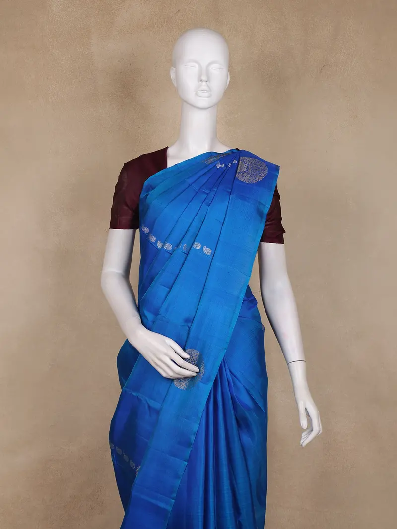 Royal Blue Floral Butta Woven Design Pure Kanchipuram Silk Saree With Contrast Blouse 2