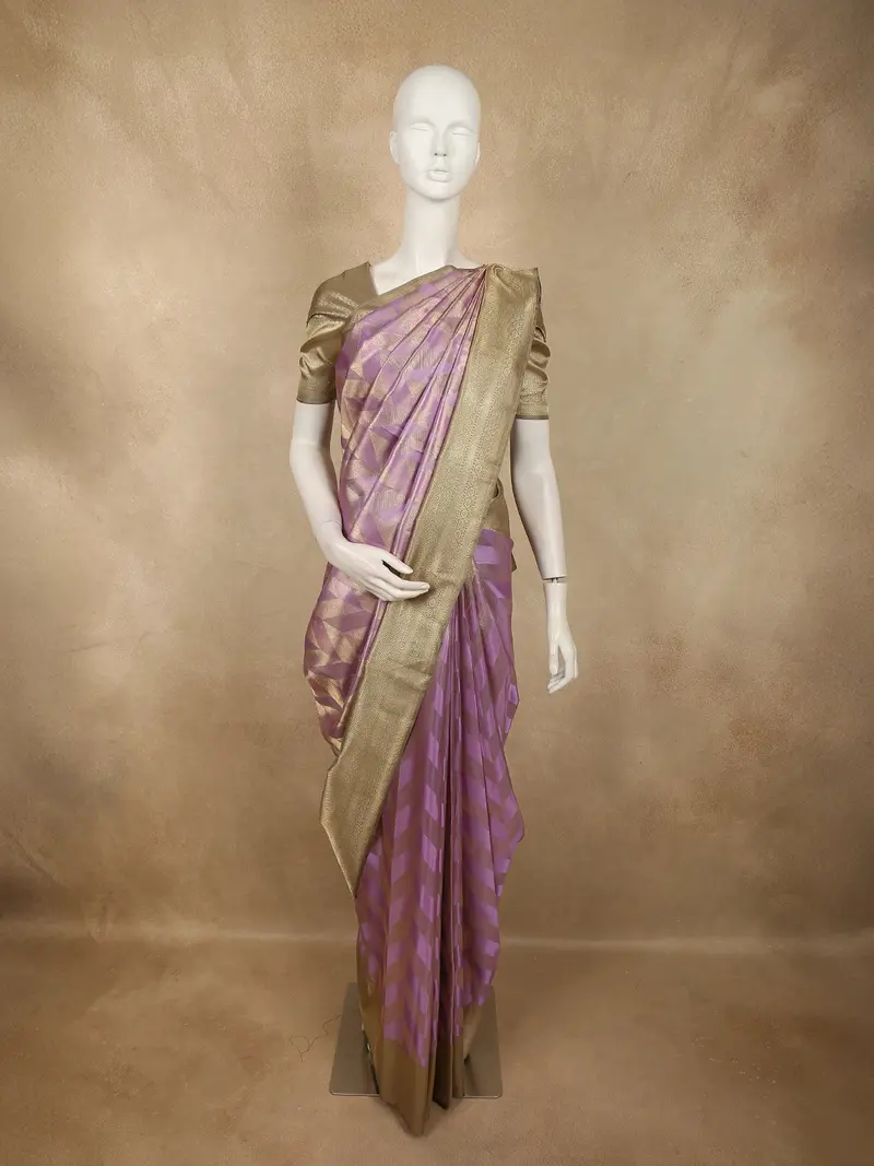 Soft Lavender Diagonal Pattern Zari Woven Design Pure Kanchipuram Silk Saree With Contrast Zari Border 1