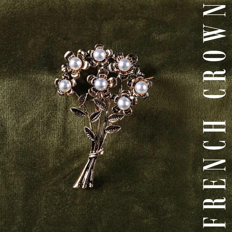 Vintage Flower Shaped Gold Tone And Faux Pearl Brooch 1